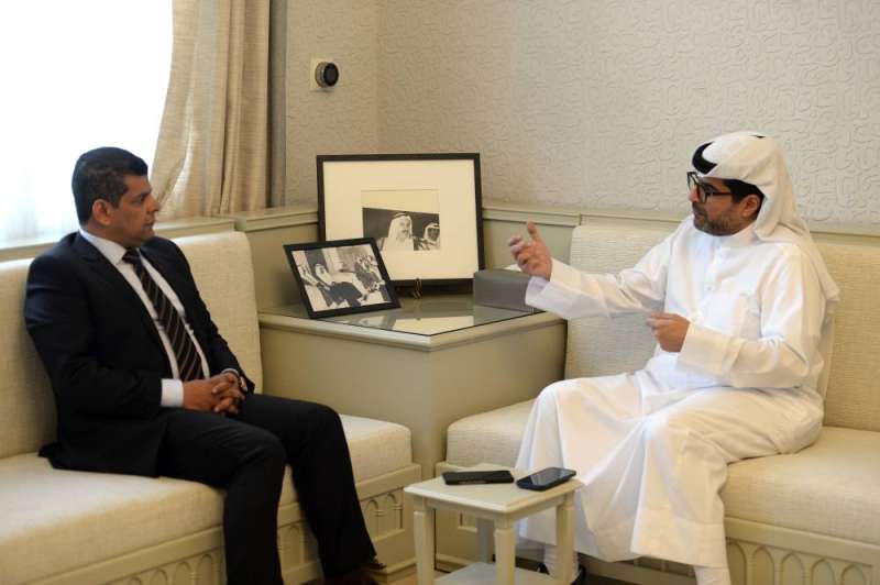 الناهض متحدثاً للزميل رضا السناري (تصوير أسعد عبدالله)