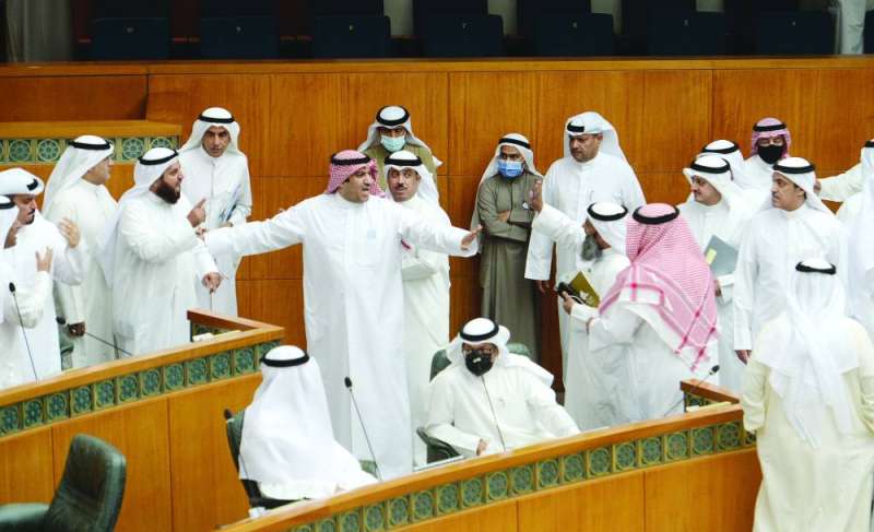 صدام بين عدد من النواب خلال الجلسة