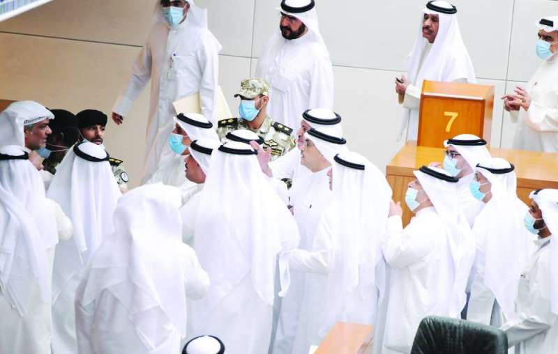عدد من النواب لدى انتشار حالة الفوضى في القاعة
