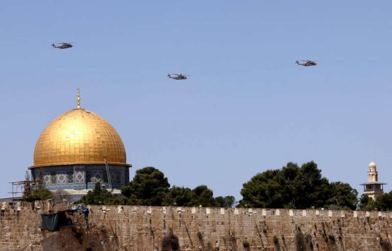 مروحيات إسرائيلية تحلق فوق مسجد قبة الصخرة خلال احتفالات «يوم الاستقلال» (أ ف ب)