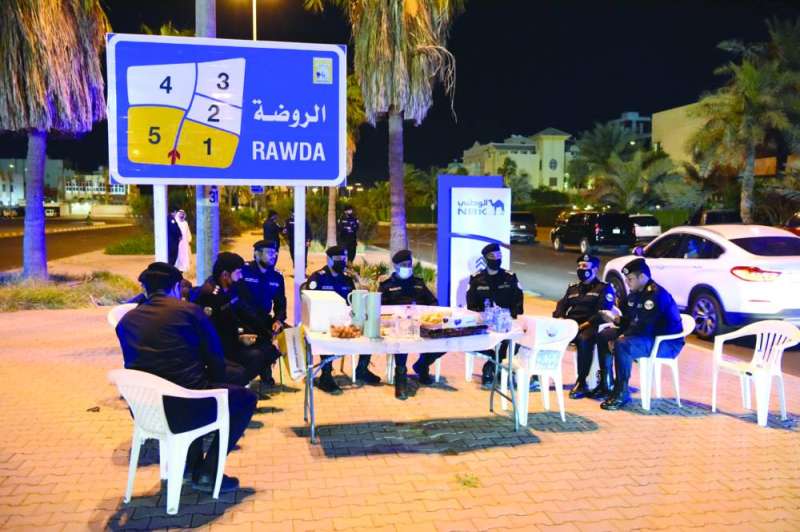 النهام لدى لقائه ضباط وعناصر حاجز أمني في منطقة الروضة