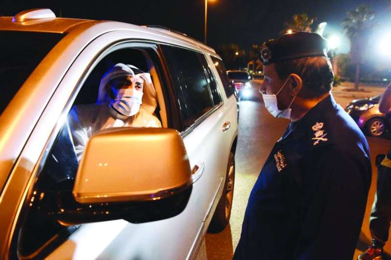 باسل الصباح محادثاً النهام أثناء مروره ليل الأربعاء على إحدى النقاط الأمنية