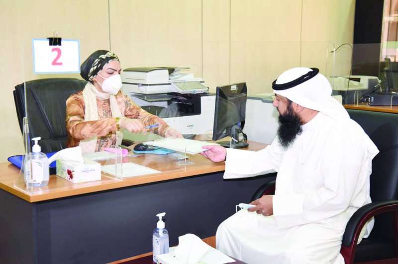 مرشح يقدم أوراقه