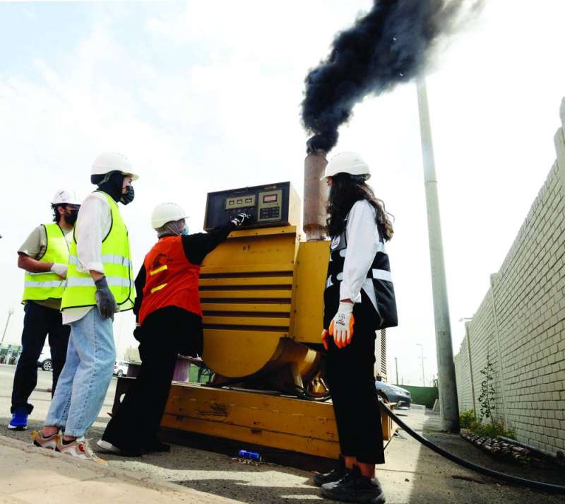 أمام مولد كهربائي