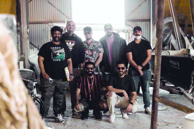 المخرج جاسم المهنا متوسطاً مساعديه