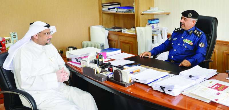 العنزي متحدثاً للزميل ناصر الفرحان 	(تصوير نايف العقلة)