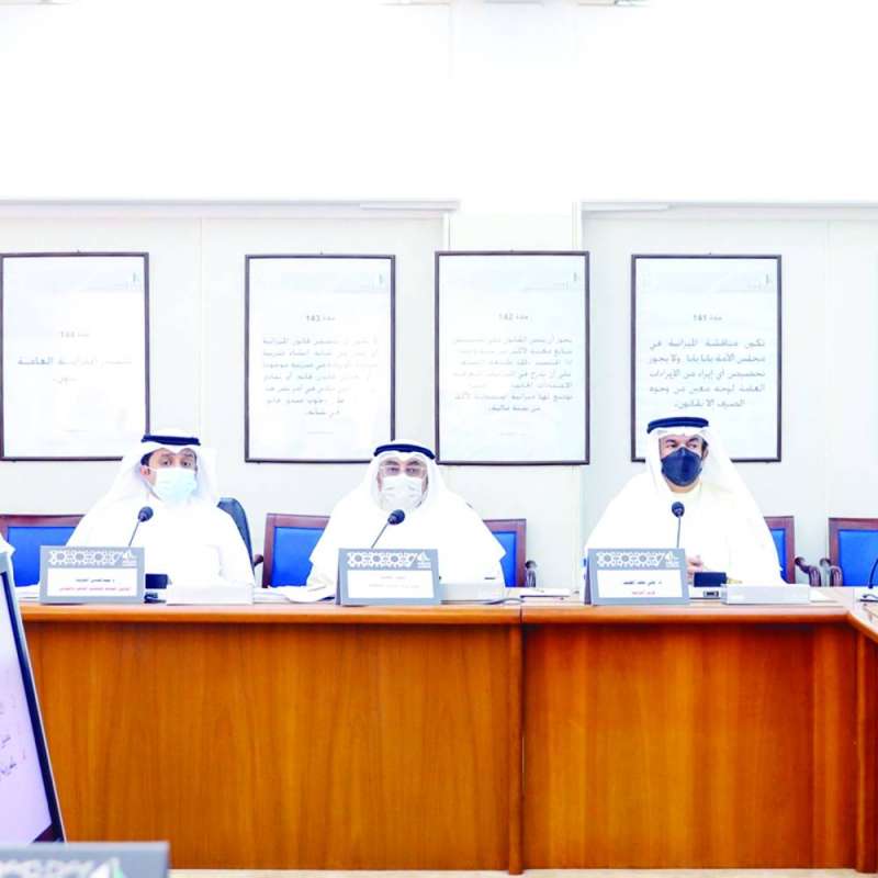 المضف مع قياديي «التربية» في اجتماع اللجنة أمس