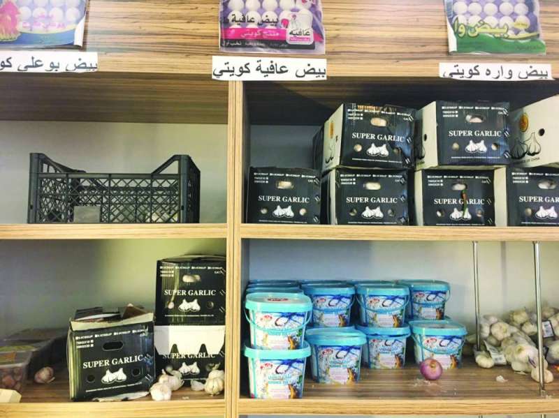 سلع أخرى احتلت مكان البيض	 (تصوير سعود سالم)