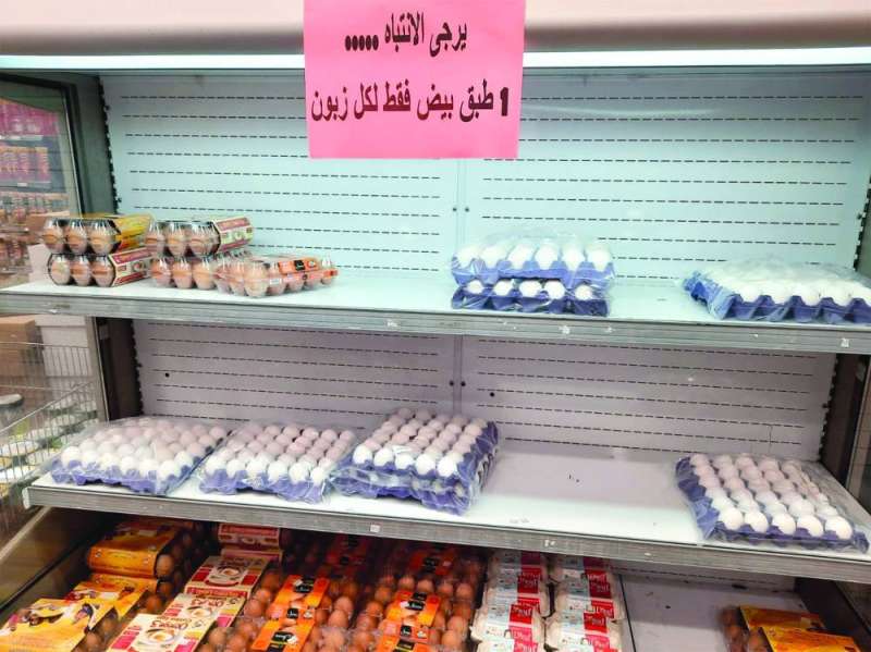 تنظيم بيع البيض في إحدى الجمعيات	   (تصوير أسعد عبدالله)