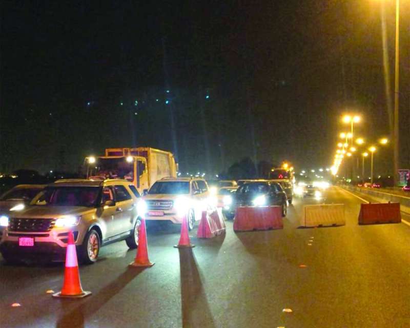 الطرق تغص بالسيارات ليلاً