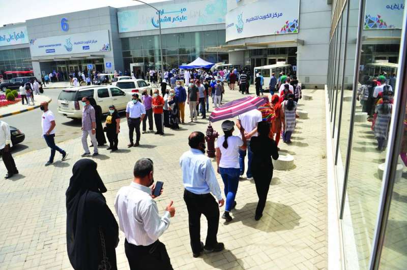 زحمة في مركز التطعيم بأرض المعارض أمس 	(تصوير نايف العقلة)