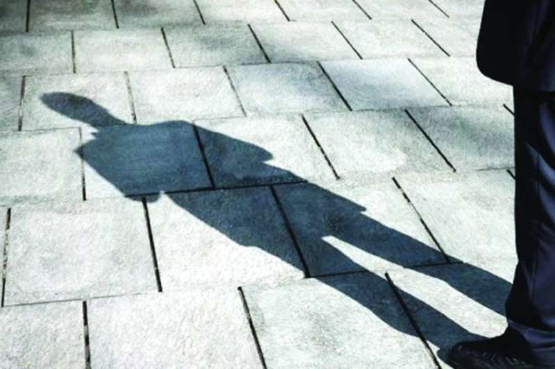 رجال الدوريات اشتبهوا بشخص يتجوّل سيراً على الأقدام