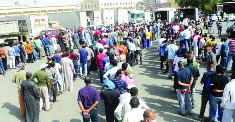 جمع غفير من العمالة يتسلّمون وجبات الإفطار