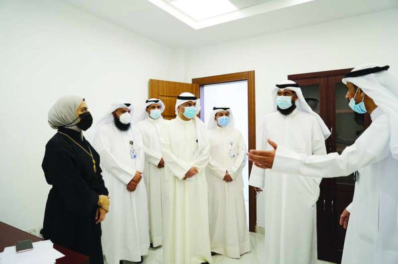 الوزير مستمعاً إلى شرح عن أقسام المركز