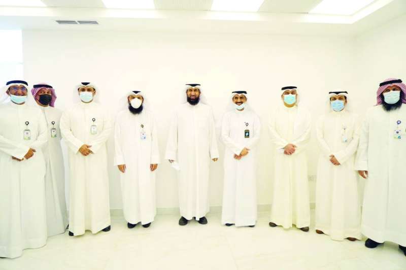 الوزير العتيبي يتوسط مسؤولي قطاع خدمات العملاء