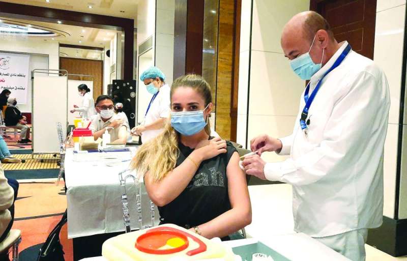 جانب من تطعيم موظفي البنوك 	(تصوير أسعد عبدالله)