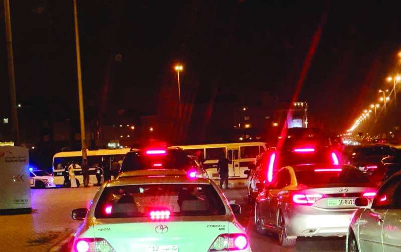 توقيف مخالفين ونقلهم بالباصات خلال الحملة في الجهراء