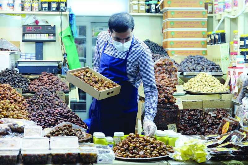 أنواع مختلفة من التمور في سوق المباركية