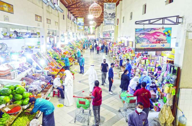 حركة متوسطة في سوق المباركية