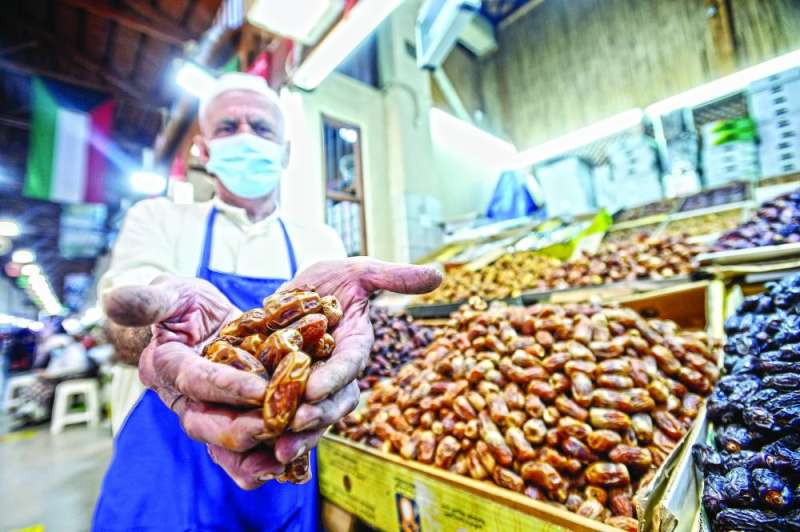 بائع التمور بين هاجس البيع وتجديد الإقامة 	(تصوير أسعد عبدالله)