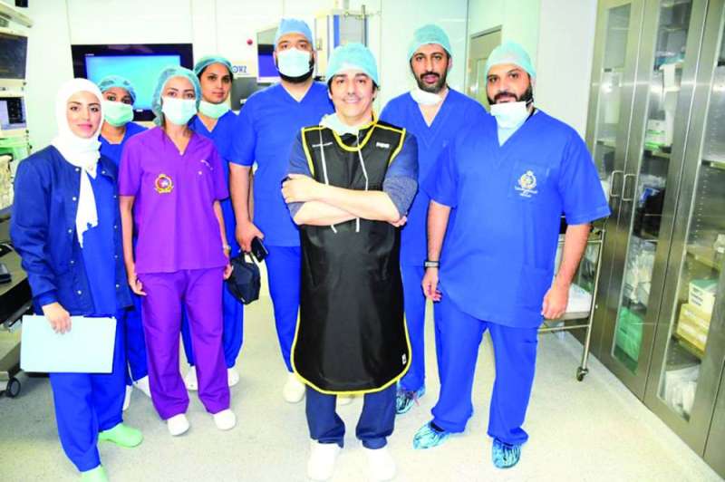 الدكتور عبدالرحمن الكندري متوسطاً الفريق الطبي المشارك في العملية