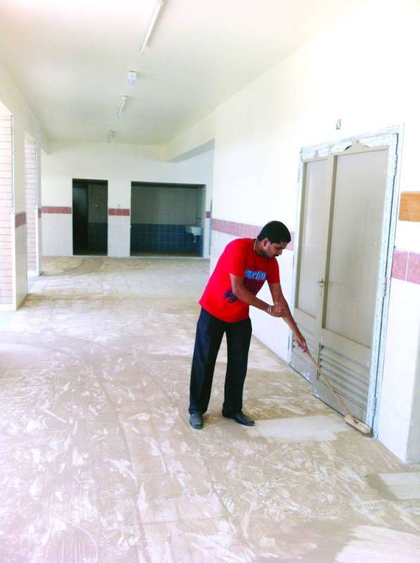 هل يؤثر نقص عمال النظافة على افتتاح المدارس؟