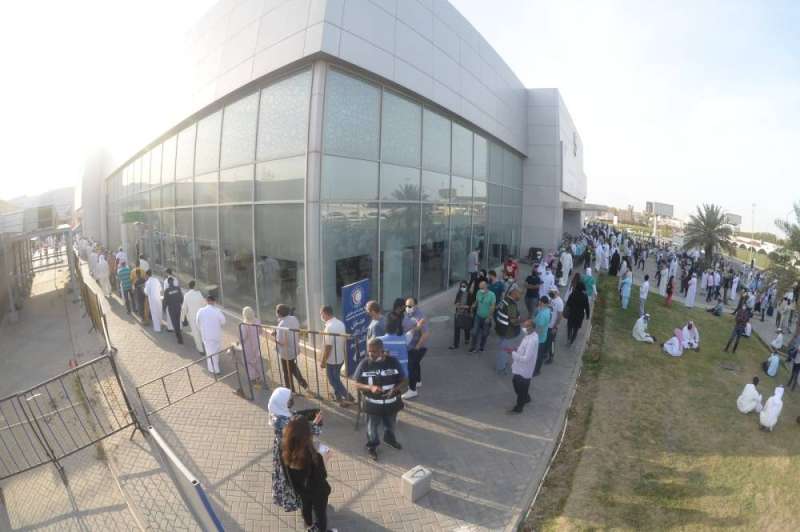 زحمة في مركز التطعيم بأرض المعارض مع توسيع الشرائح المستهدفة باللقاح (تصوير أسعد عبدالله)