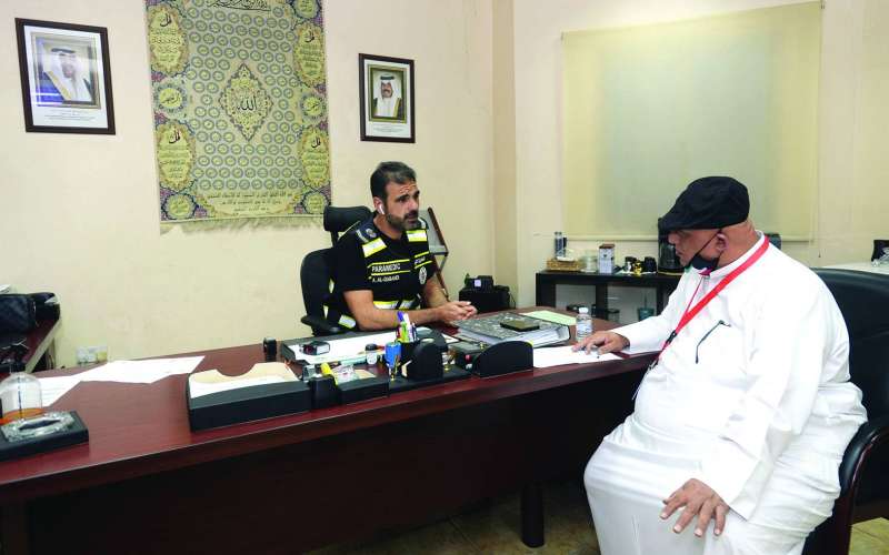 علي القبندي متحدثاً للزميل خالد الشرقاوي
