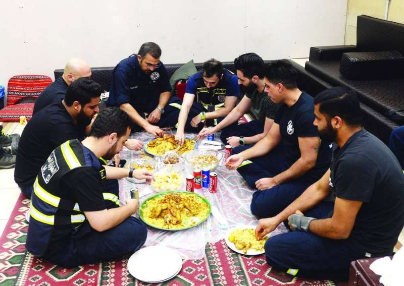 إفطار عناصر الطوارئ الطبية في مركز إسعاف مبارك  	(تصوير أسعد عبدالله)