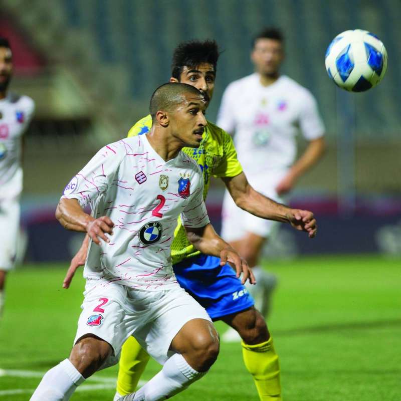 سامي الصانع وعلي جوهر في صراع على الكرة خلال مباراة «الكويت» والساحل