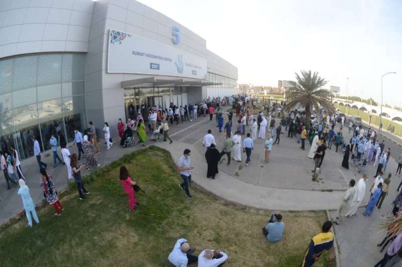 آلاف المراجعين يومياً لتلقي اللقاح في مركز التطعيم في أرض المعارض 	(تصوير أسعد عبدالله)