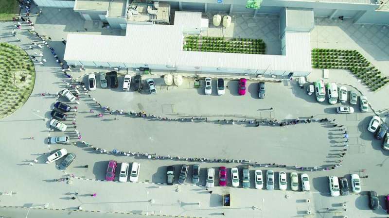 طابور طويل في مركز التطعيم بأرض المعارض 	(تصوير أسعد عبدالله)