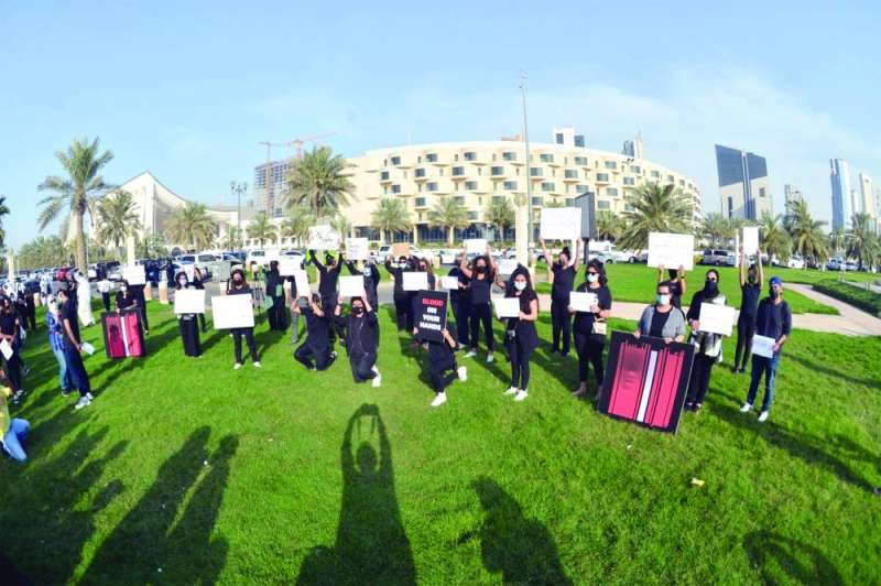 من وقفة «من التالية؟» في ساحة الإرادة أمس	 (تصوير اسعد عبدالله ونايف العقلة)