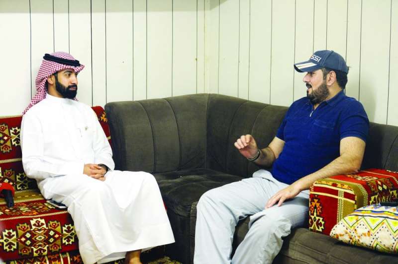 الفيلكاوي يتحدث للزميل ناصر المحيسن 	(تصوير أسعد عبدالله)