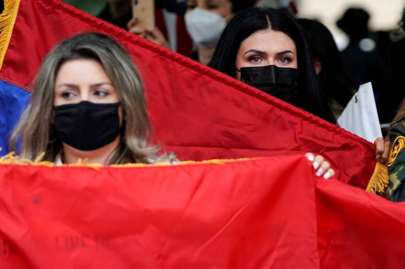 تجمع لأعضاء في الشتات الأرميني أمام مقر إقامة السفير التركي في واشنطن أول من أمس (رويترز)