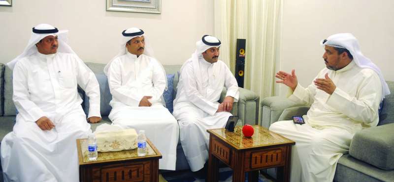 عدد من أعضاء اللجنة في حوارهم مع الزميل تركي المغامس (تصوير سعود سالم)