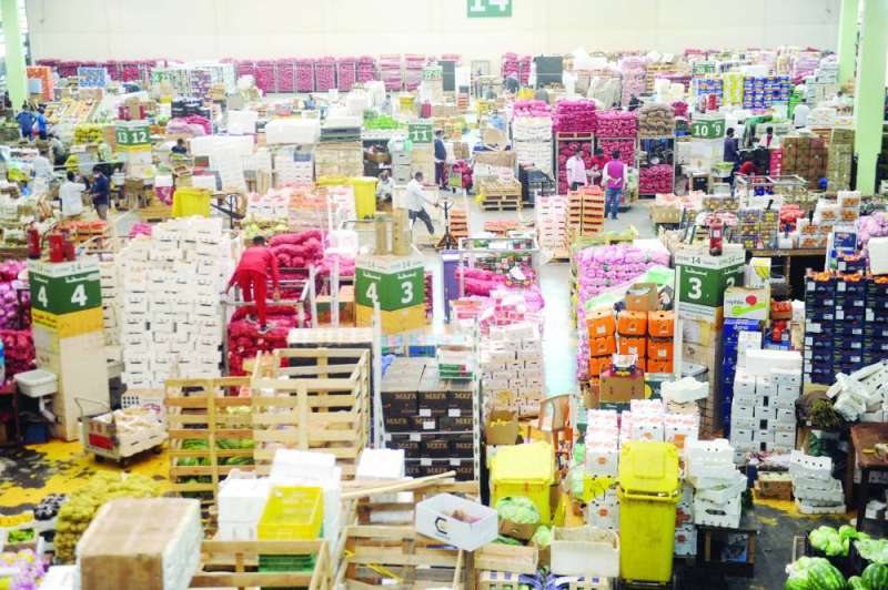 مخاوف من تأثر السوق المحلي بعد وقف الاستيراد البري للخضار والفواكه اللبنانية 	 (تصوير سعود سالم)