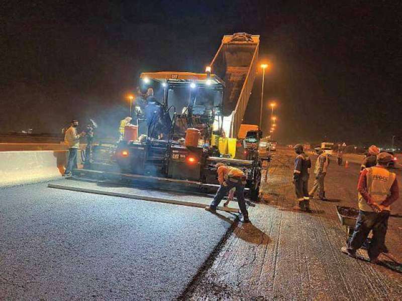 جانب من عمليات فرش الأسفلت