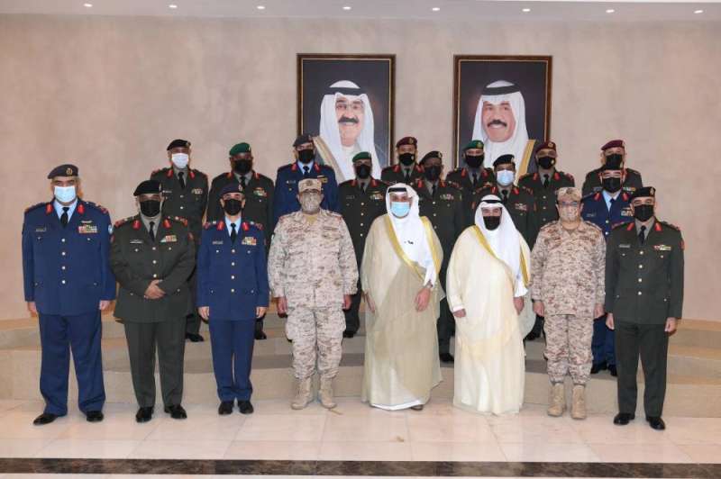 الوزير العلي متوسطا الضباط المرقين