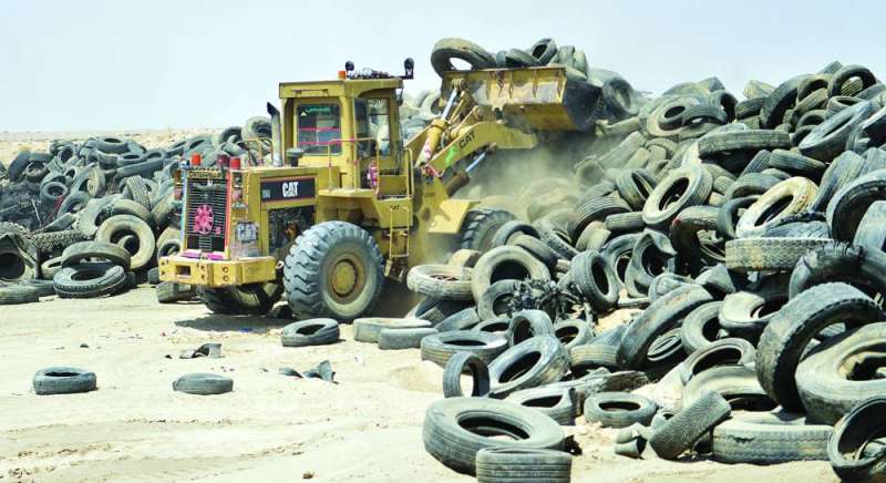 العمل قائم في إزالة الإطارات التالفة (تصوير نايف العقلة)