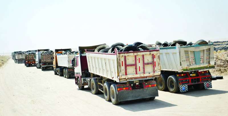 عشرات الشاحنات تنقل الإطارات يومياً من «إرحية» إلى السالمي