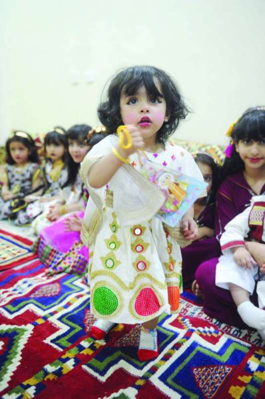 طفلة صغيرة تحتفل بالقرقيعان