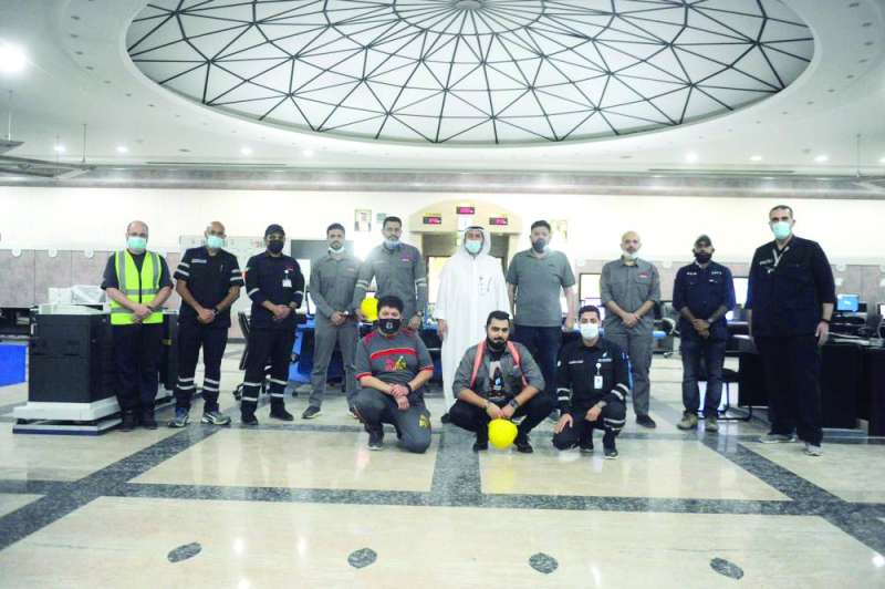 مدير المحطة متوسطاً عدداً من الموظفين في لقطة جماعية