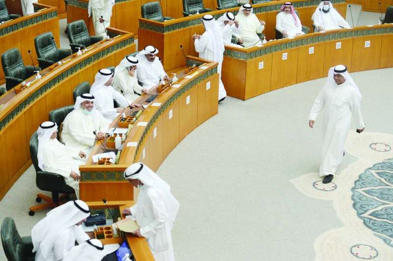 نواب احتلوا مقاعد الوزراء في الصف الأول	 (تصوير أسعد عبدالله ونايف العقلة)