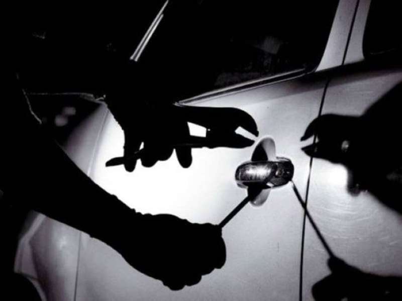 المواطن أبلغ بأنه فوجئ بزجاج سيارته الجانبي مكسور