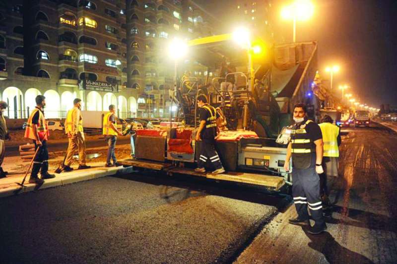 جانب من أعمال السفلتة على طريق الفحيحيل البحري	(تصوير سعود سالم)