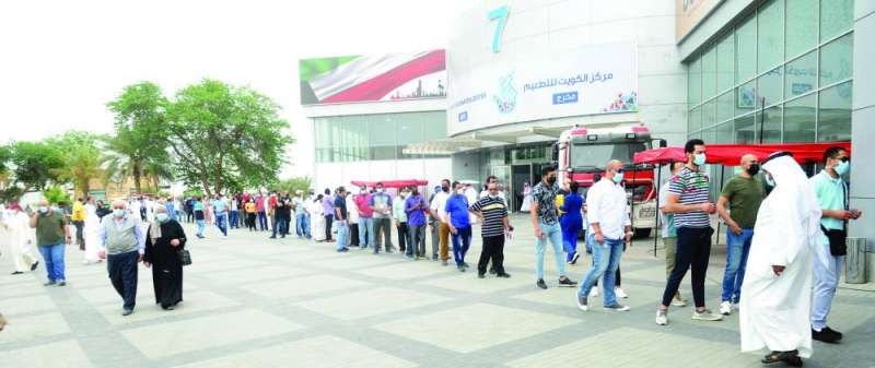 إقبال كبير على التطعيم    	 (تصوير سعود سالم)