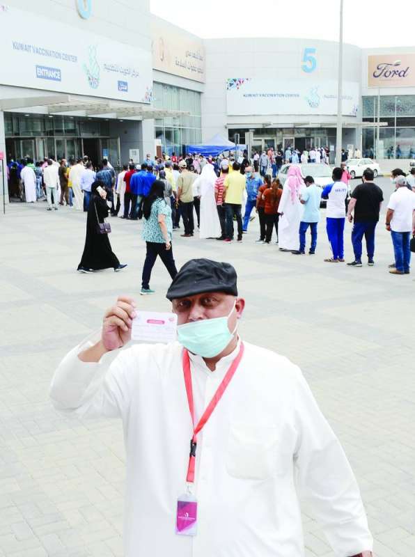 الزميل خالد الشرقاوي يعرض بطاقة التطعيم بعد أخذ اللقاح