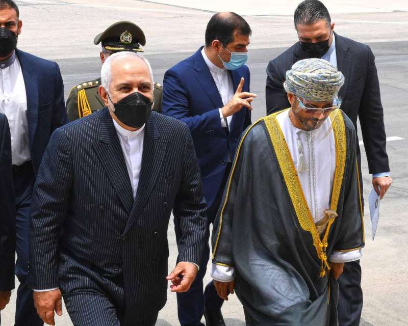 ظريف لدى وصوله إلى عمان أمس