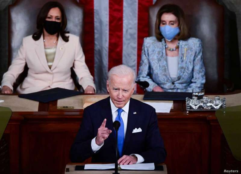 بايدن يتحدث أمام الكونغرس وخلفه هاريس وبيلوسي  